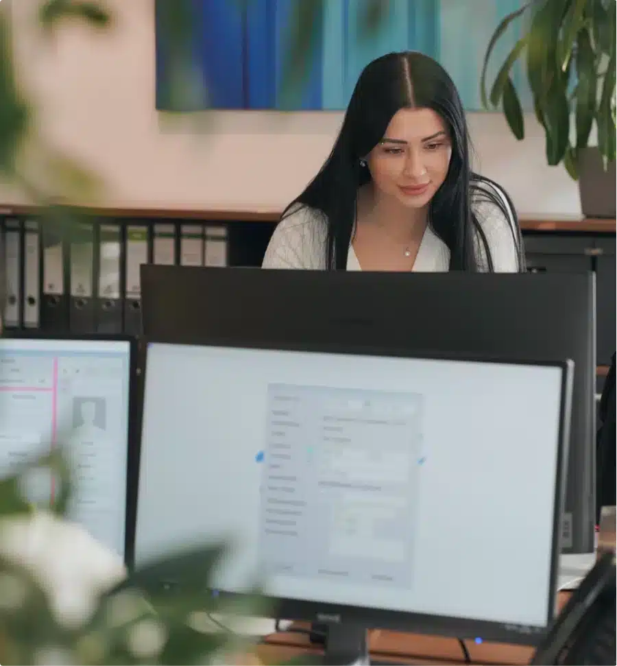 abn-buero-mitarbeiterin Junge Frau arbeitet konzentriert am Computer in einem Büro