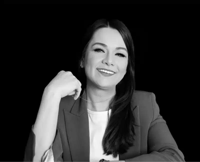 Danijela M. lächelt in Business-Outfit in die Kamera